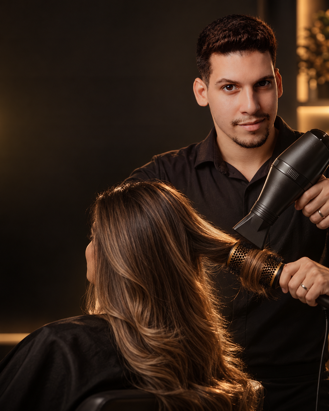 Thiago Barbosa cuidando do cabelo de uma cliente